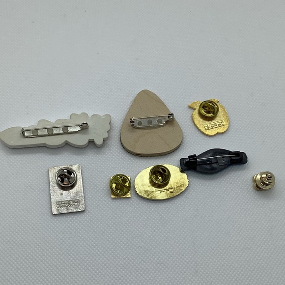 Lot of 8 x Pins - Picture 4 of 4